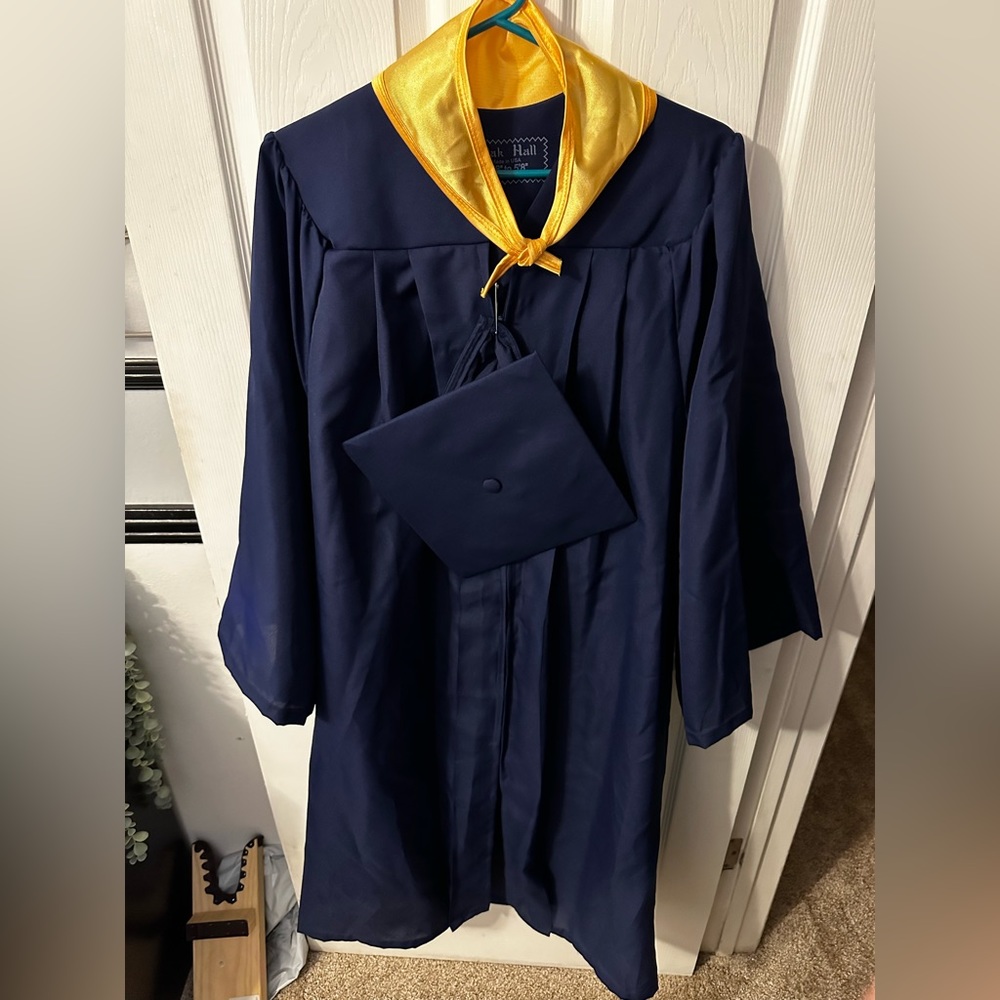 Navy Blue 5’6”-5’8” Cap and gown. Fullerton College Colors